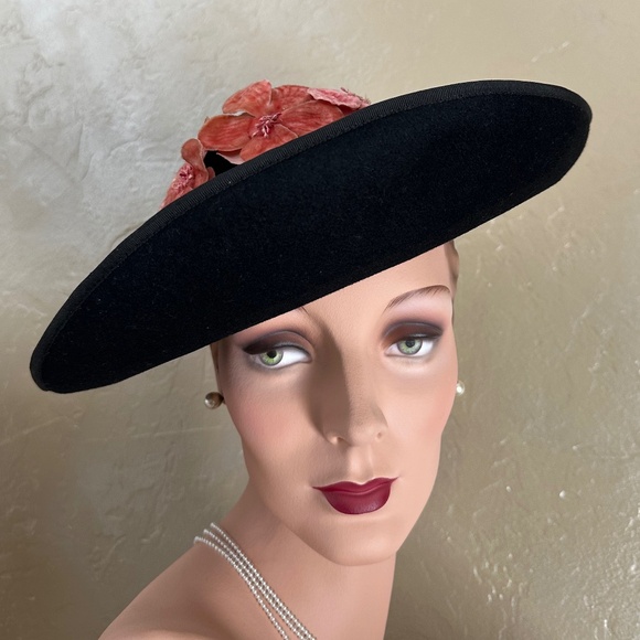 SUPERB 1940\'S WIDE BRIM TILT HAT WITH SALMON COLORED FABRIC LEAVES main image 10